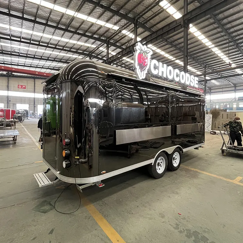 Trailer Airstream preto fosco